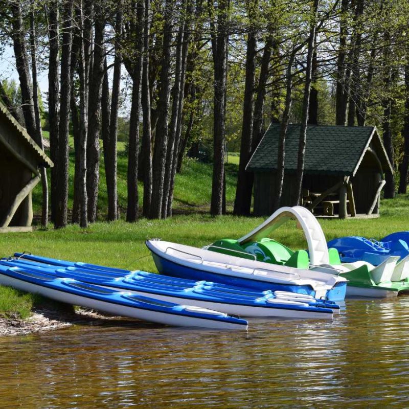 Rowery wodne, kajaki, łódki na jeziorze Gaładuś
