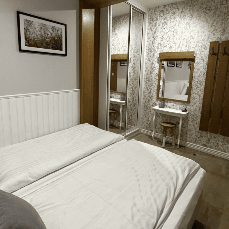 Wyposażenie sypialni w apartamencie z tarasem